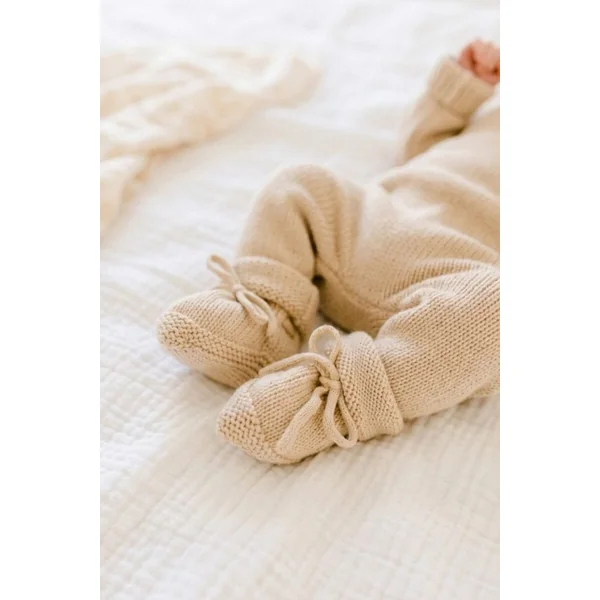 Coffret cadeau naissance bébé chaussons + lange + bavoir + attache tétine
