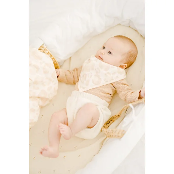 Coffret cadeau naissance bébé chaussons + lange + bavoir + attache tétine