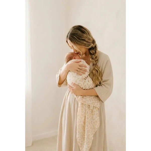 Coffret cadeau naissance bébé chaussons + lange + bavoir + attache tétine