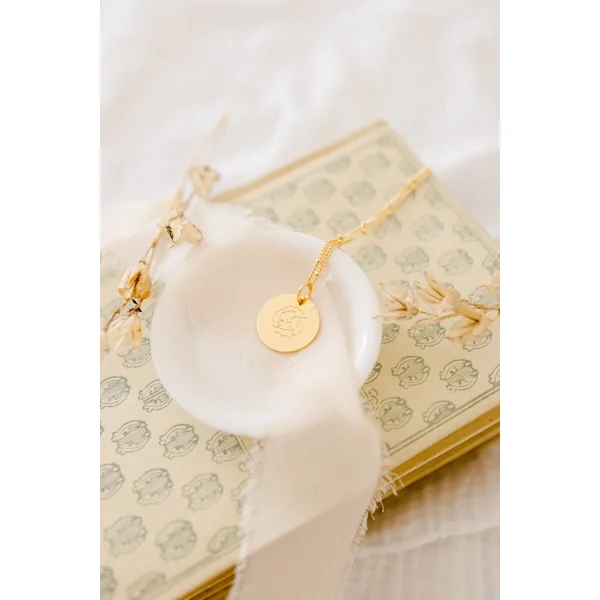 Collier fleur de naissance personnalisable médaille ronde ECLOSION